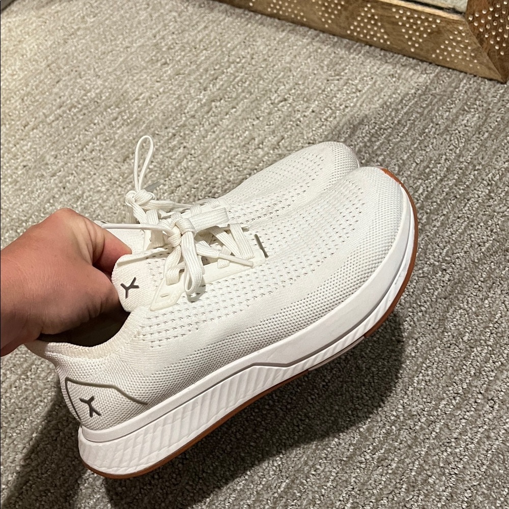 Flux White Women's Sneakers